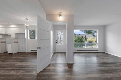 Salon - 410 Rue Du Sommet, L'Île-Perrot, QC 
