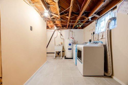 Laundry - 415 Av. Thorncrest, Dorval, QC 