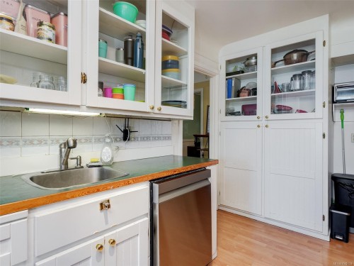 4071 Cedar Hill Rd, Saanich, BC 