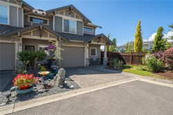 #4-3338 Whittier Ave Saanich, BC V8Z 3P9