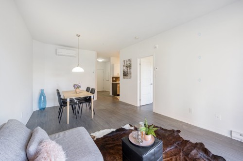 Salon - 109-9175 Rue Lennon, Brossard, QC 