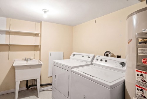 Salle de lavage - 50 Av. De Portsmouth, Pointe-Claire, QC - Indoor Photo Showing Laundry Room