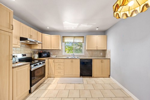Cuisine - 50 Av. De Portsmouth, Pointe-Claire, QC - Indoor Photo Showing Kitchen With Double Sink