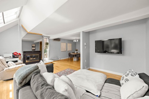 Salon - 50 Av. De Portsmouth, Pointe-Claire, QC - Indoor Photo Showing Living Room With Fireplace