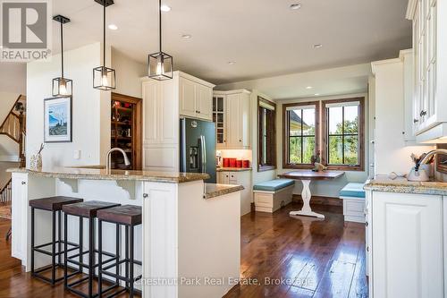 Chef's kitchen with pantry - 176 Bartlett Boulevard, Collingwood, ON 