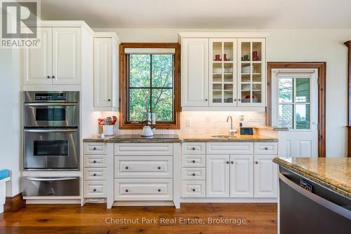 Chef's kitchen with built-in appliances - 176 Bartlett Boulevard, Collingwood, ON 