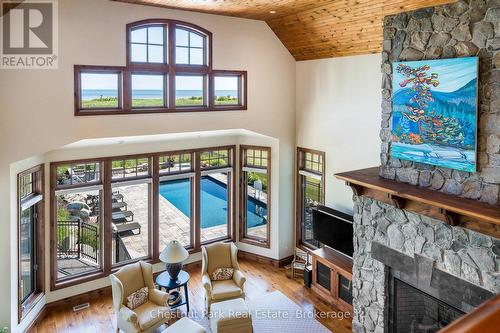 Expansive windows - views to  pool in back yard - 176 Bartlett Boulevard, Collingwood, ON 