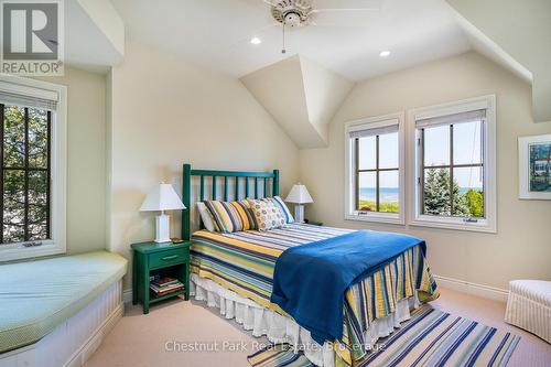 2nd floor bedroom w/views to Georgian Bay - 176 Bartlett Boulevard, Collingwood, ON 
