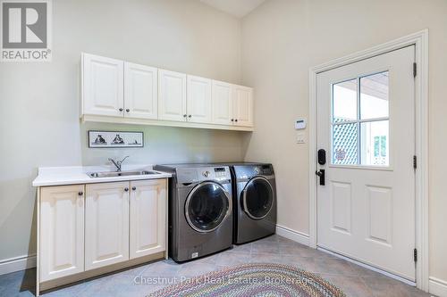Main flr Laundry room - covered walkway to garage - 176 Bartlett Boulevard, Collingwood, ON 