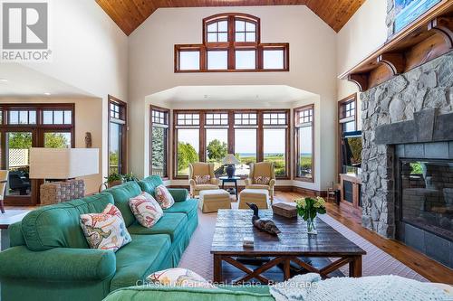 2 story vaulted ceiling with open floor plan - 176 Bartlett Boulevard, Collingwood, ON 