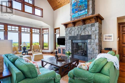 Beautiful gas fireplace & views overlooking pool - 176 Bartlett Boulevard, Collingwood, ON 