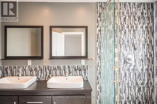 Large ensuite with double vanity - 3486 Eglinton Avenue W, Mississauga, ON 