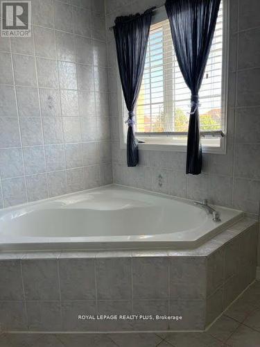 3246 Ridgeleigh Heights, Mississauga, ON - Indoor Photo Showing Bathroom