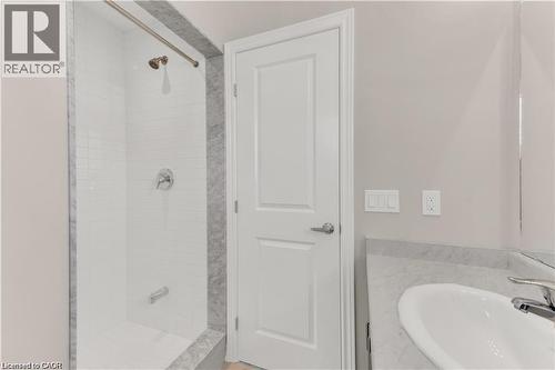 Bathroom featuring a shower with white subway tile surround and a chrome shower fixture - 19 Picardy Drive Unit# 9, Hamilton, ON 