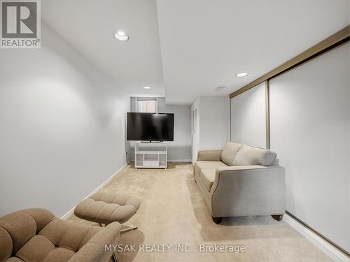 21 Oak Hampton Boulevard, Toronto, ON 