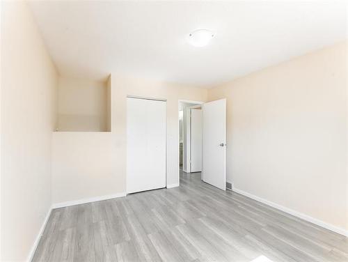 254 Lake Village Rd, Winnipeg, MB 