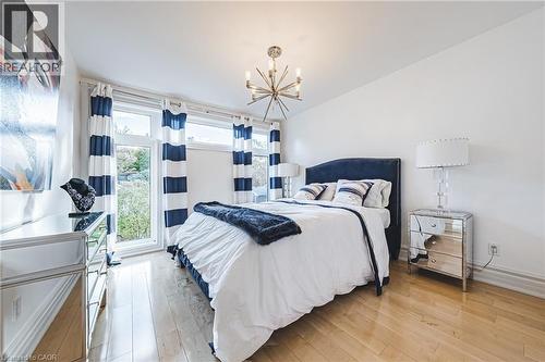Bright room with light wood-finish flooring - 712 Highvalley Road, Ancaster, ON 