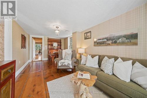 130 Myrtle Road E, Whitby, ON - Indoor Photo Showing Living Room