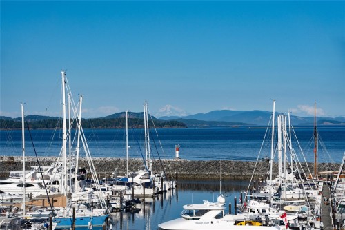 #201-9949 Third St, Sidney, BC 
