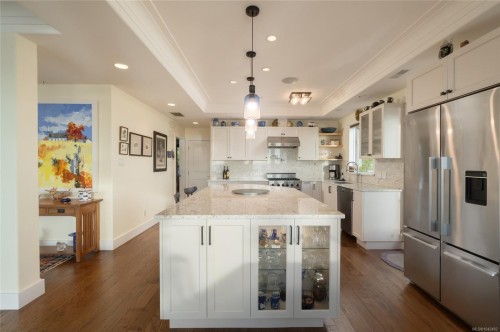 #201-9949 Third St, Sidney, BC 