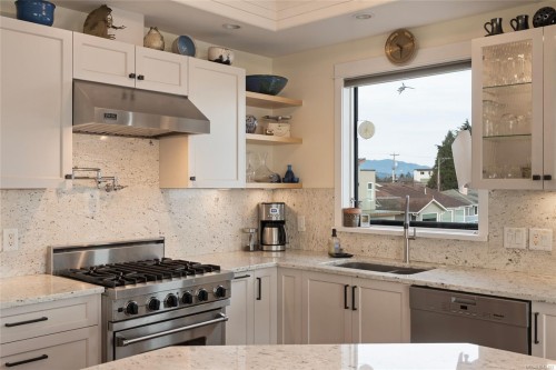 #201-9949 Third St, Sidney, BC 