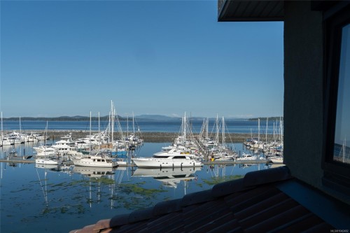 #201-9949 Third St, Sidney, BC 