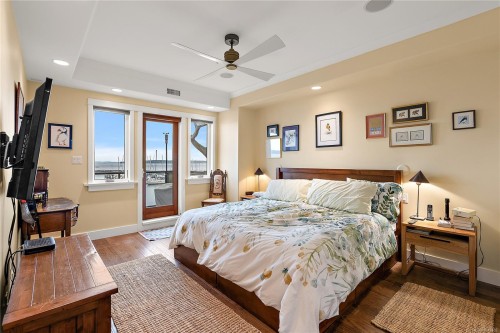 #201-9949 Third St, Sidney, BC 