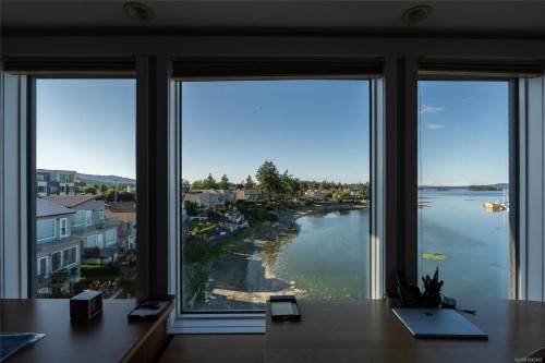 #201-9949 Third St, Sidney, BC 
