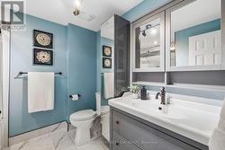 Remodelled bathroom with custom cabinets - 