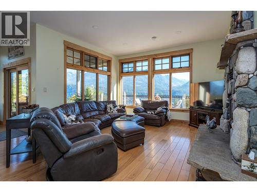 8840 Olson Road, Kaslo, BC - Indoor Photo Showing Living Room