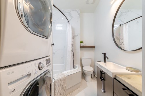 Bathroom - 6424 Av. Casgrain, Montréal (Rosemont/La Petite-Patrie), QC - Indoor Photo Showing Laundry Room