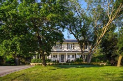 2100 Rue Montarville  Saint-Bruno-De-Montarville, QC J3V 3V7