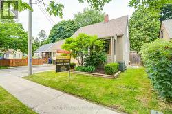 16 WARVET CRESCENT Toronto, ON M4B 1P3