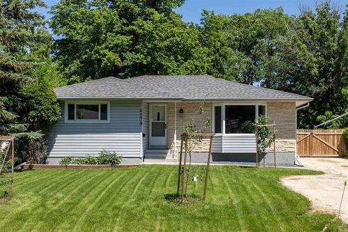 4279 Eldridge AVE  Winnipeg, MB R3R 0L8