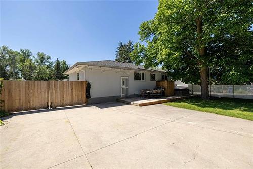 4279 Eldridge Ave, Winnipeg, MB 