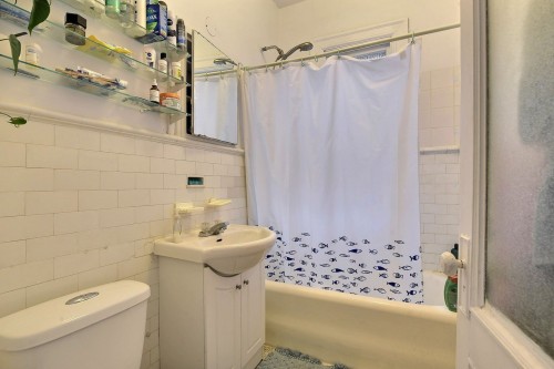 Salle de bains - 2-5578 Av. Du Parc, Montréal (Le Plateau-Mont-Royal), QC 