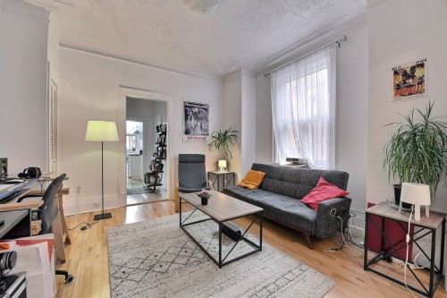 Salon - 2-5578 Av. Du Parc, Montréal (Le Plateau-Mont-Royal), QC 