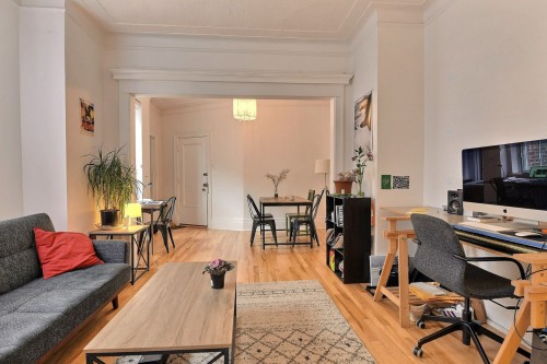 Salon - 2-5578 Av. Du Parc, Montréal (Le Plateau-Mont-Royal), QC 