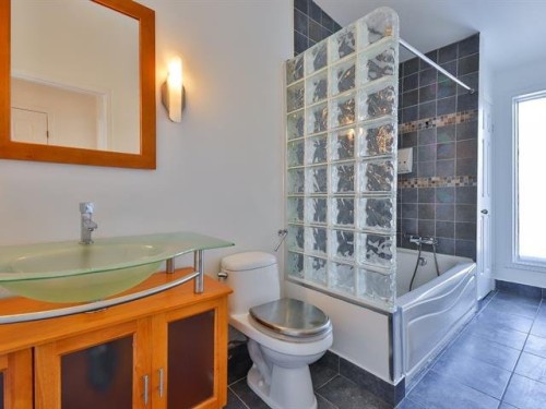 Salle de bains - 2100Z Boul. René-Laennec, Laval (Vimont), QC 