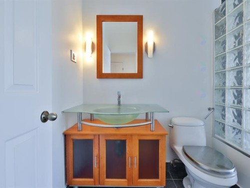 Salle de bains - 2100Z Boul. René-Laennec, Laval (Vimont), QC 