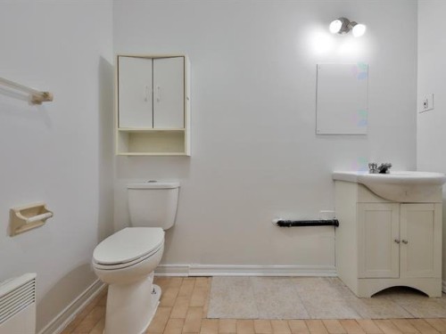 Salle de bains - 2100Z Boul. René-Laennec, Laval (Vimont), QC 
