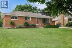 252 Tweedsmuir AVENUE East Chatham, ON N7M 4A4