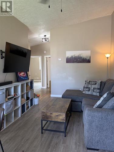 77 Hillside Dr S, Elliot Lake, ON - Indoor Photo Showing Living Room