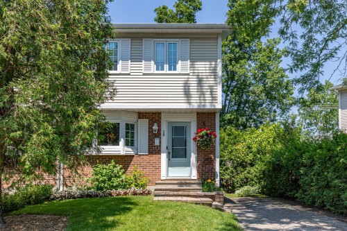 28 Av. d'Old Post Crescent  Pointe-Claire, QC H9R 5E1