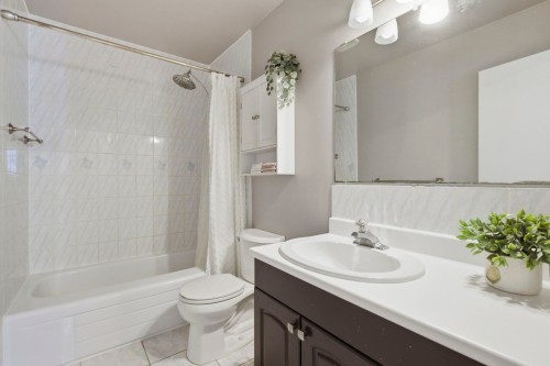 Bathroom - 28 Av. D'Old Post Crescent, Pointe-Claire, QC 