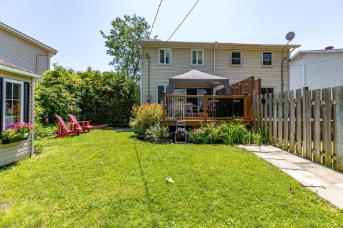 Courtyard - 28 Av. D'Old Post Crescent, Pointe-Claire, QC 