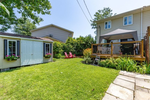 Courtyard - 28 Av. D'Old Post Crescent, Pointe-Claire, QC 