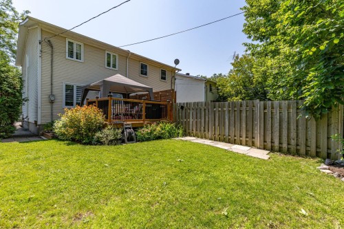 Courtyard - 28 Av. D'Old Post Crescent, Pointe-Claire, QC 