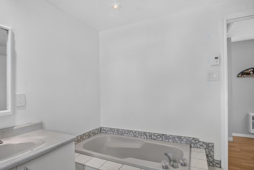 Salle de bains - 157 128E Avenue, Saint-Hippolyte, QC - Indoor Photo Showing Bathroom