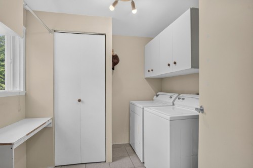 Salle de lavage - 157 128E Avenue, Saint-Hippolyte, QC - Indoor Photo Showing Laundry Room